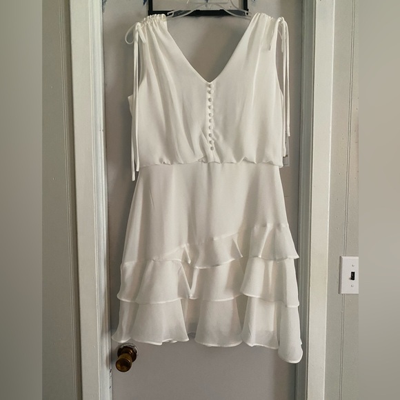 Dresses & Skirts - Elegant White Sleeveless Dress